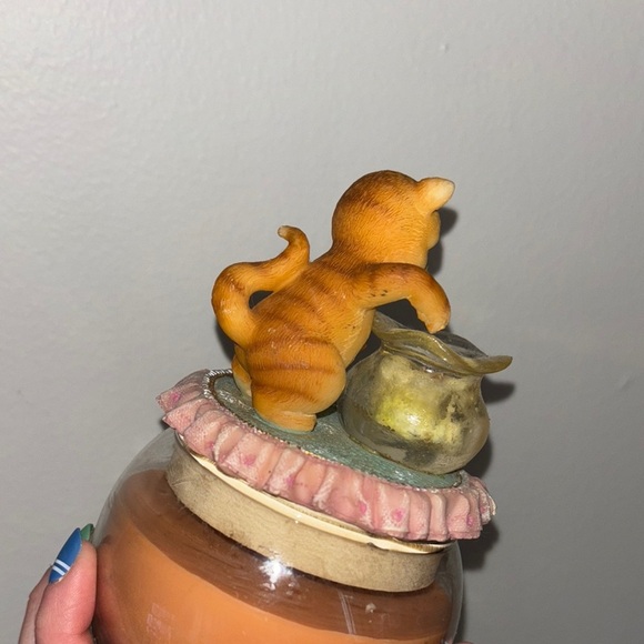 Adorable Cat Figurine with candle - Picture 3 of 8